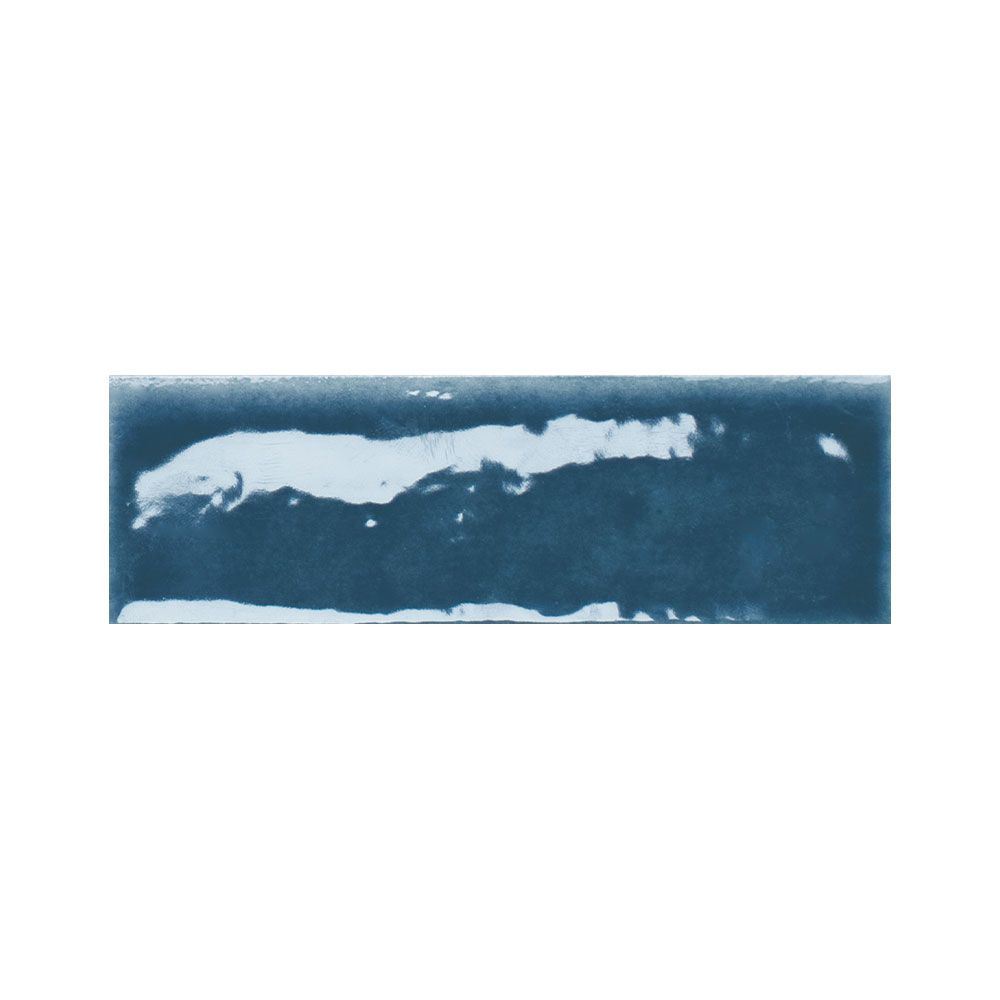 Detail of the edge and thickness of an indigo gloss ceramic tile